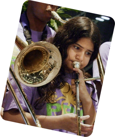 Uma menina tocando um trombone