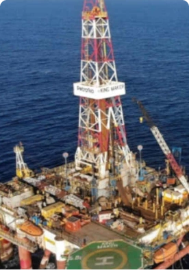 Uma imagem de uma parte da plataforma de petróleo da PRIO no meio do oceano