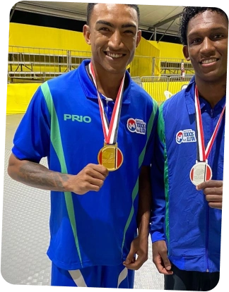 Dois homens próximos um do outro segurando medalhas