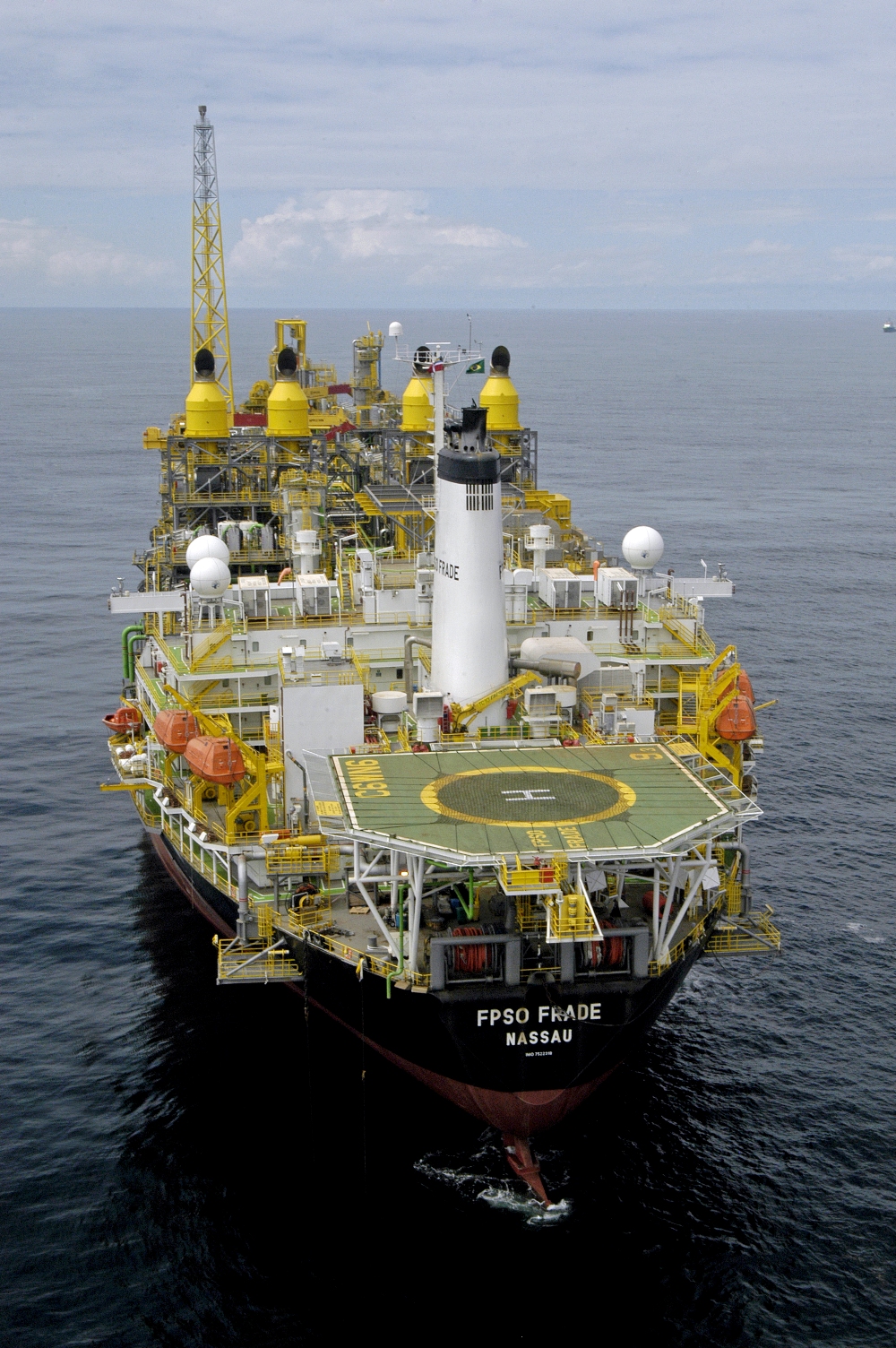 Imagem de uma das plataforma de petróleo da PRIO no meio do oceano