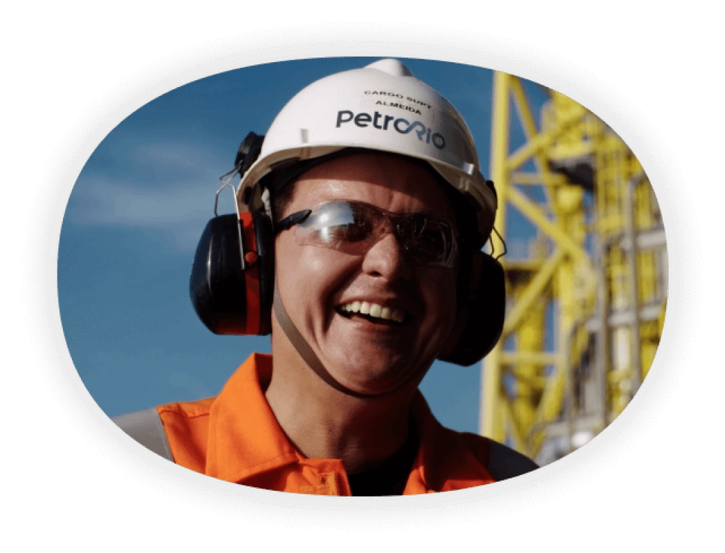 Foto de um trabalhador usando capacete e óculos de segurança