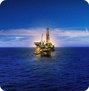 Foto de uma plataforma de petróleo no meio do oceano a noite