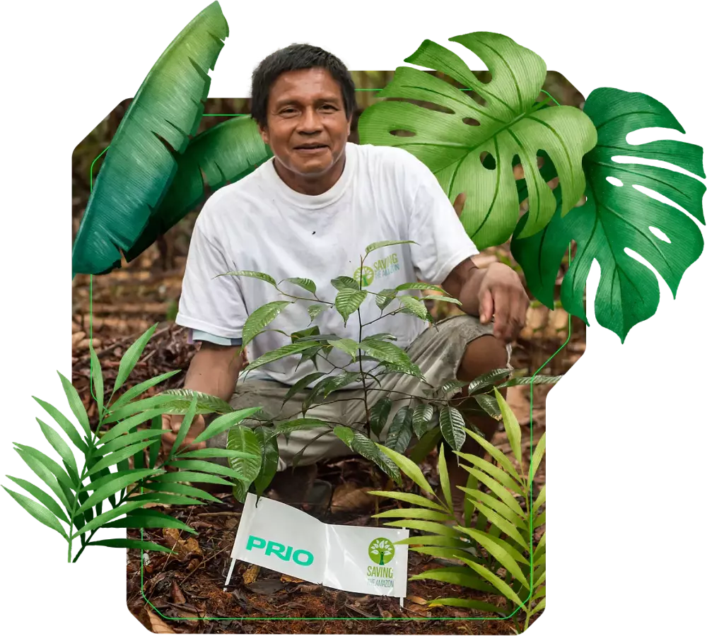 Um homem índio ajoelhado em frente a uma planta