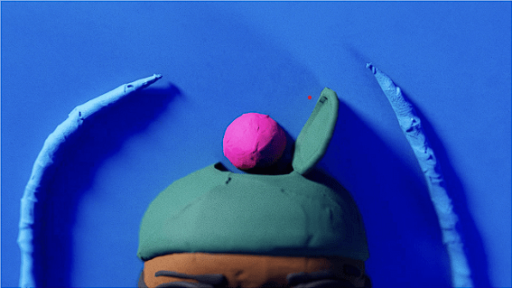 Imagem de homem feito de massas com uma bola rosa na cabeça