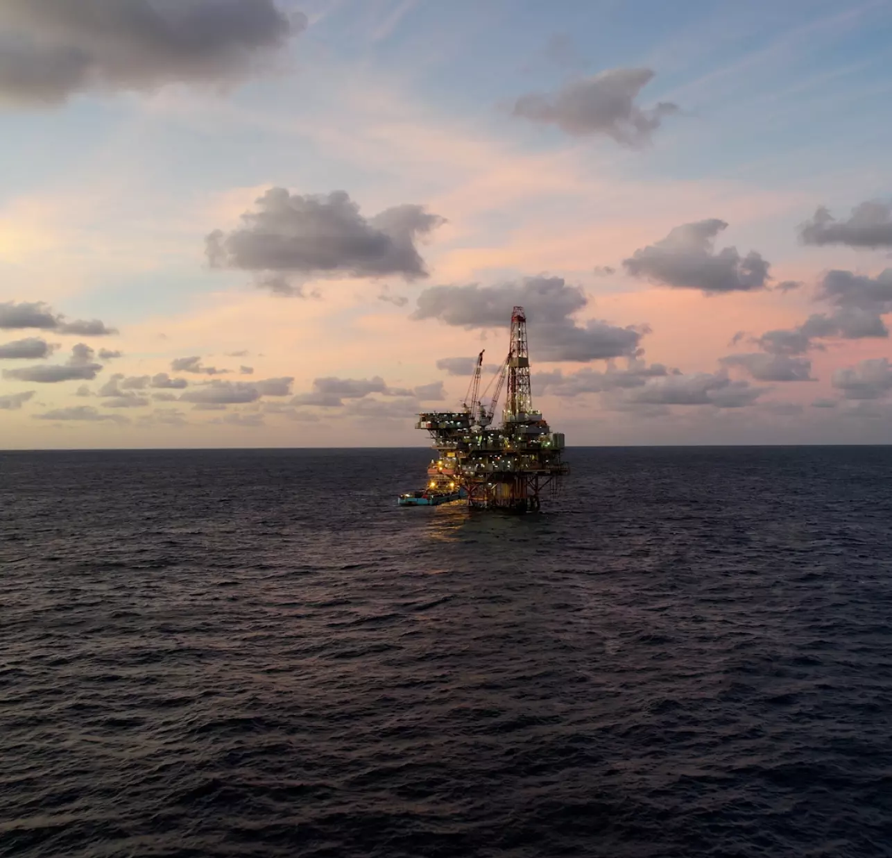 Uma plataforma de petróleo no meio do oceano