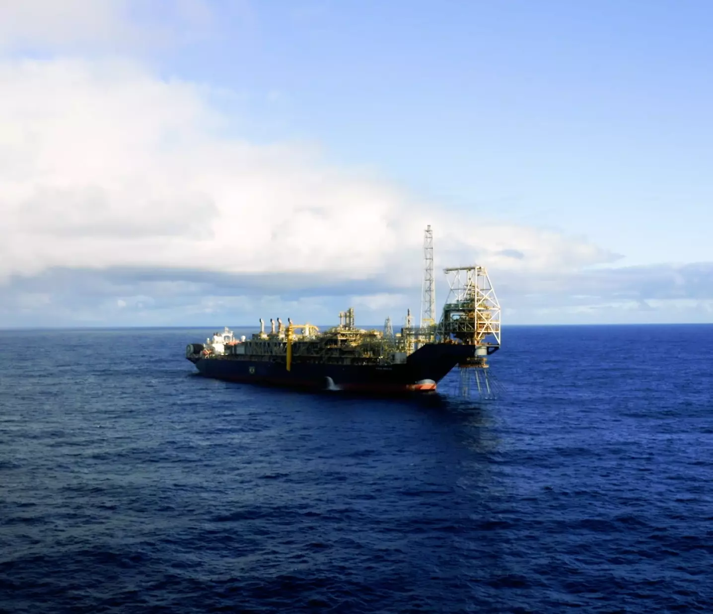Uma grande plataforma de petróleo da PRIO no meio do oceano