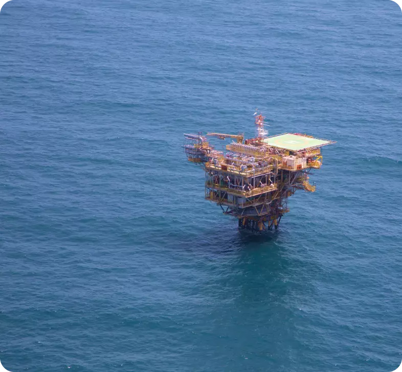 Uma plataforma de petróleo no meio do oceano