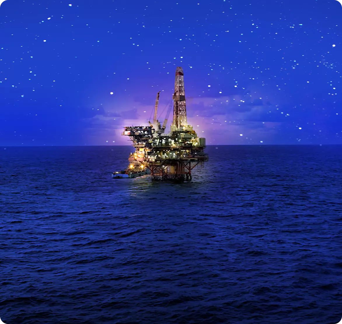 Uma plataforma de petróleo no meio do oceano a noite