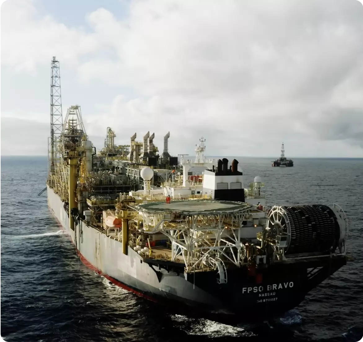 Uma grande plataforma de petróleo no meio do oceano