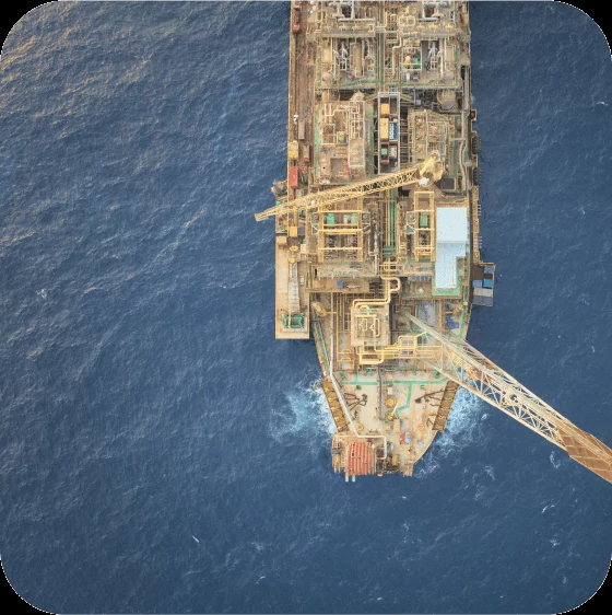 Uma foto aérea de uma plataforma de petróleo no oceano